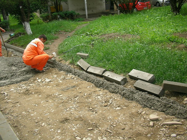montat borduri str I Creanga 9.jpg